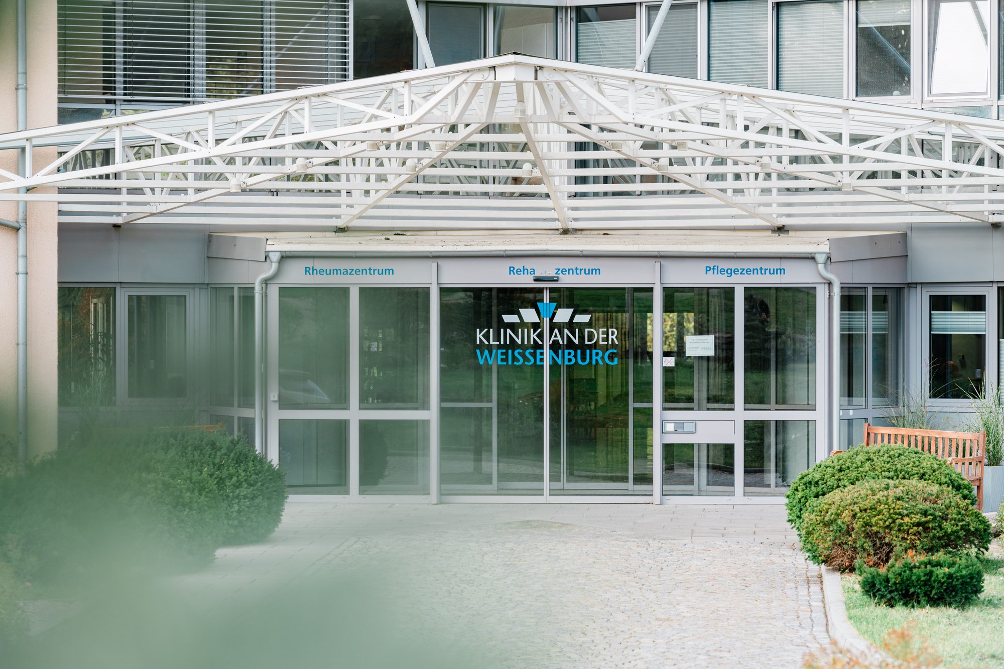 Professionelle Klinik-Einrichtung mit modernem Interieur und angenehmer Patientenatmosphäre